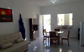 Sol Apartamento 4 - Quarto e sala com varanda e cozinha americana na praia do prea-CE
